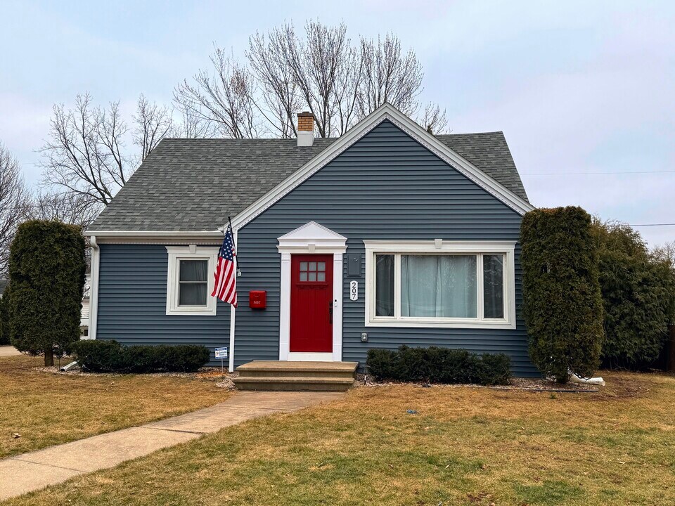 207 Crescent Dr in Neenah, WI - Building Photo