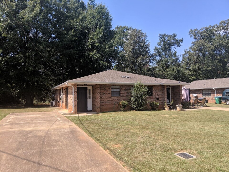 221 S Oak Ave in Sylacauga, AL - Building Photo