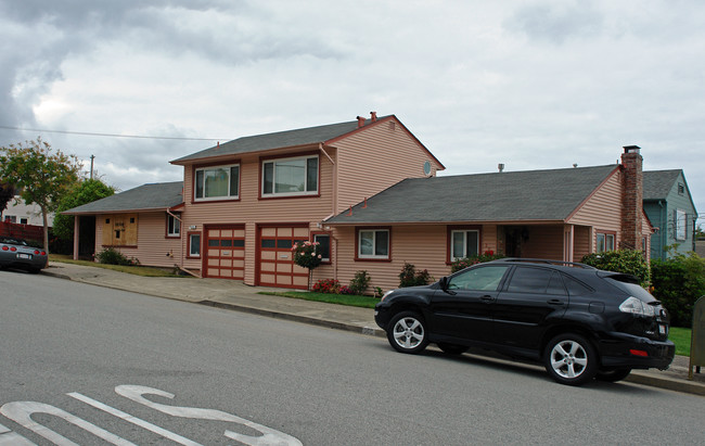 300 Chadbourne Ave in Millbrae, CA - Foto de edificio - Building Photo