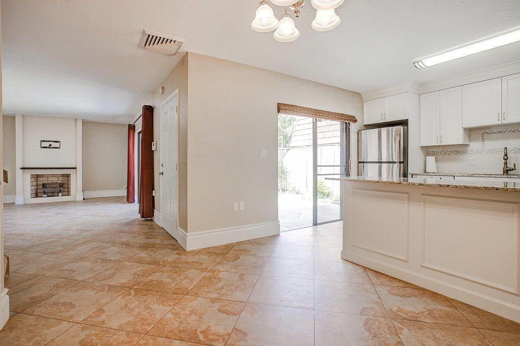 204 2nd Ct in Palm Beach Gardens, FL - Building Photo