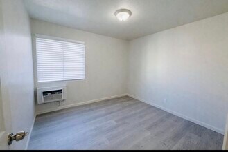 15247 Acre St in North Hills, CA - Foto de edificio - Building Photo