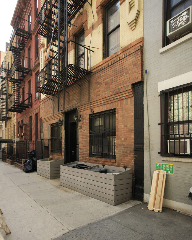 324 E 74th St in New York, NY - Building Photo - Building Photo