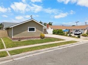17551 Misty Ln in Huntington Beach, CA - Building Photo - Building Photo