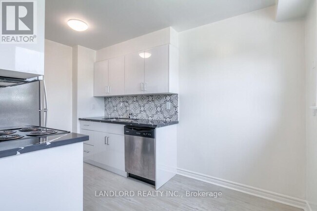 2830 Midland Ave in Toronto, ON - Building Photo - Building Photo