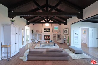 11764 Laurelcrest Dr in Los Angeles, CA - Foto de edificio - Building Photo