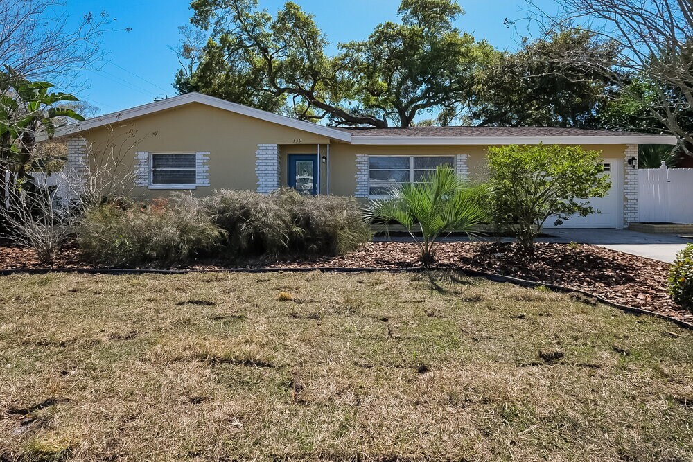 339 Regina Dr S in Largo, FL - Building Photo