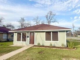 137 Laurel St in Lake Jackson, TX - Building Photo