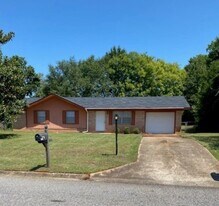 702 Springdale Dr in Enterprise, AL - Building Photo