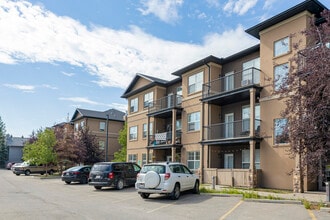 Victoria Gardens in Calgary, AB - Building Photo - Building Photo