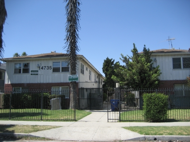 14735 Blythe St in Van Nuys, CA - Foto de edificio