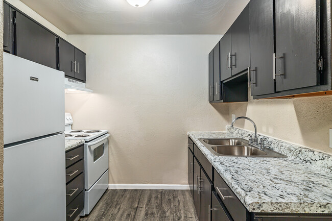 Courtyards on Glendale in Toledo, OH - Building Photo - Interior Photo