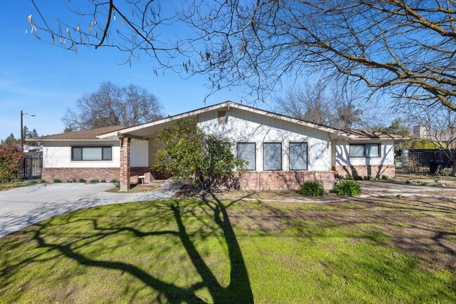 2485 Bullard Ave. in Clovis, CA - Building Photo - Building Photo