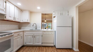 7554 Stirling Rd in Hollywood, FL - Building Photo - Building Photo