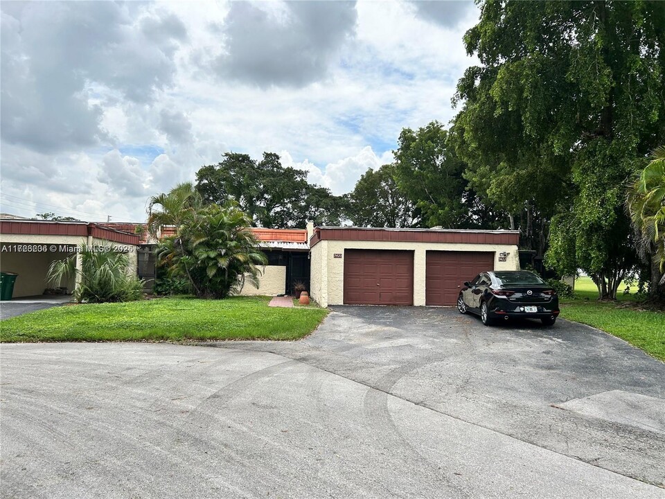 9420 Oakburst Ln in Tamarac, FL - Building Photo