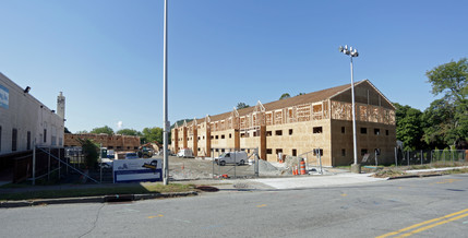 Independence Square in Newburgh, NY - Foto de edificio - Building Photo