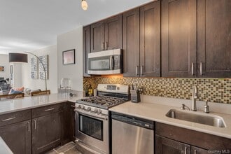 345 E 93rd St in New York, NY - Building Photo - Building Photo