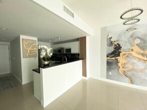 244 Biscayne Blvd, Unit Apt 1605 in Miami, FL - Building Photo - Building Photo