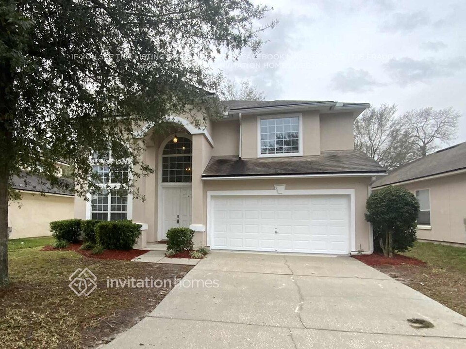 4011 Leatherwood Dr in Orange Park, FL - Foto de edificio