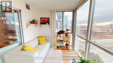 350 Webb Dr in Mississauga, ON - Building Photo - Building Photo