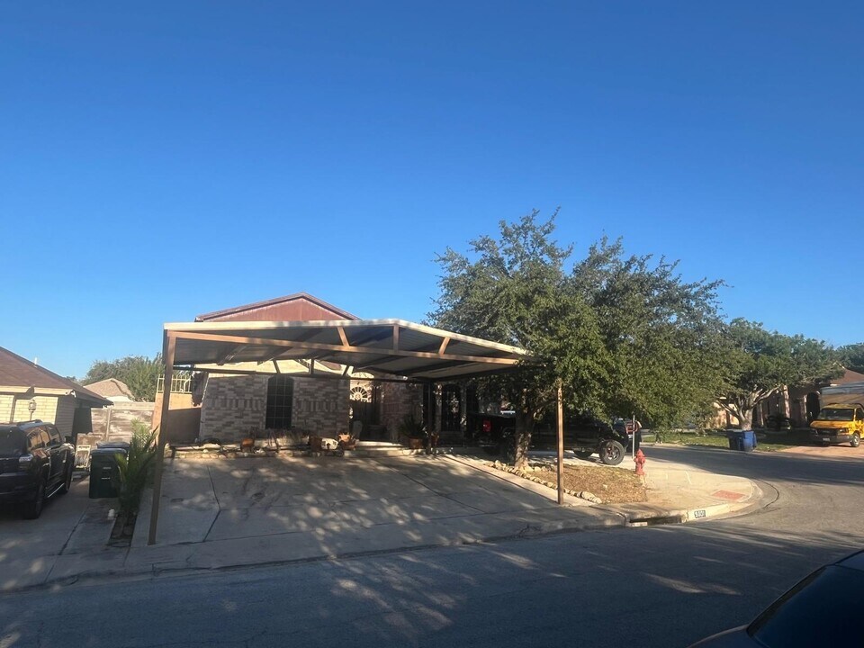 9001 Tulane Dr in Laredo, TX - Building Photo