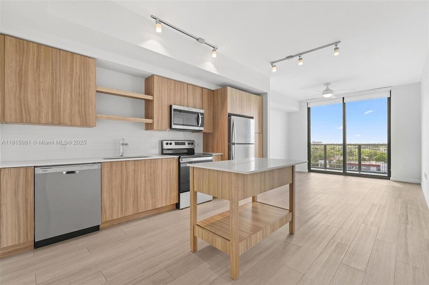 555 NE 8th St, Unit 0528 in Fort Lauderdale, FL - Building Photo