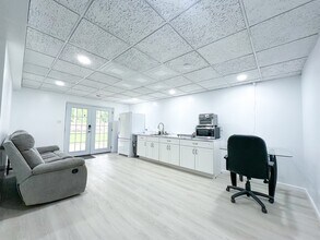 5113 Ravensworth Rd in Annandale, VA - Foto de edificio - Building Photo