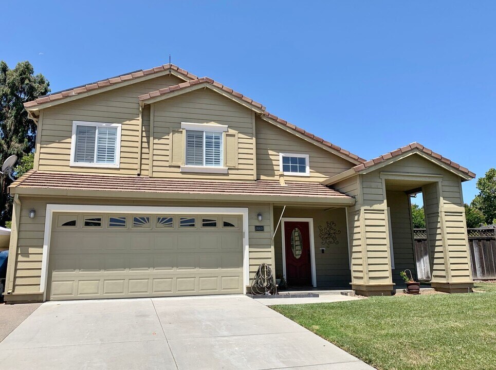 1060 Hemlock Ct in Hollister, CA - Building Photo