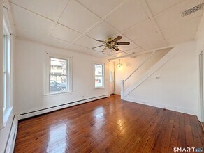 102 Elm St in Winchester, CT - Foto de edificio - Building Photo