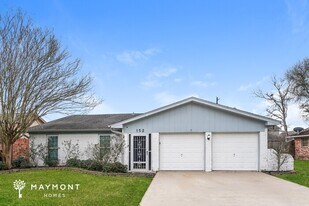 152 Bastrop St in Angleton, TX - Building Photo