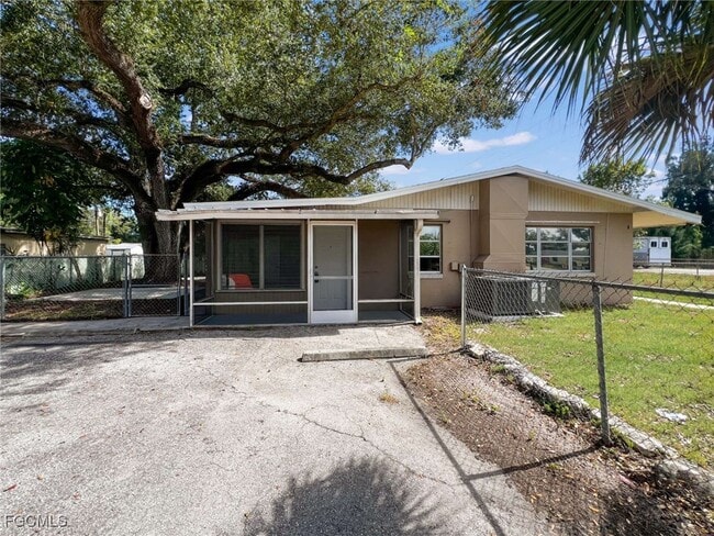 9861 Orange River Blvd in Ft. Myers, FL - Building Photo - Building Photo