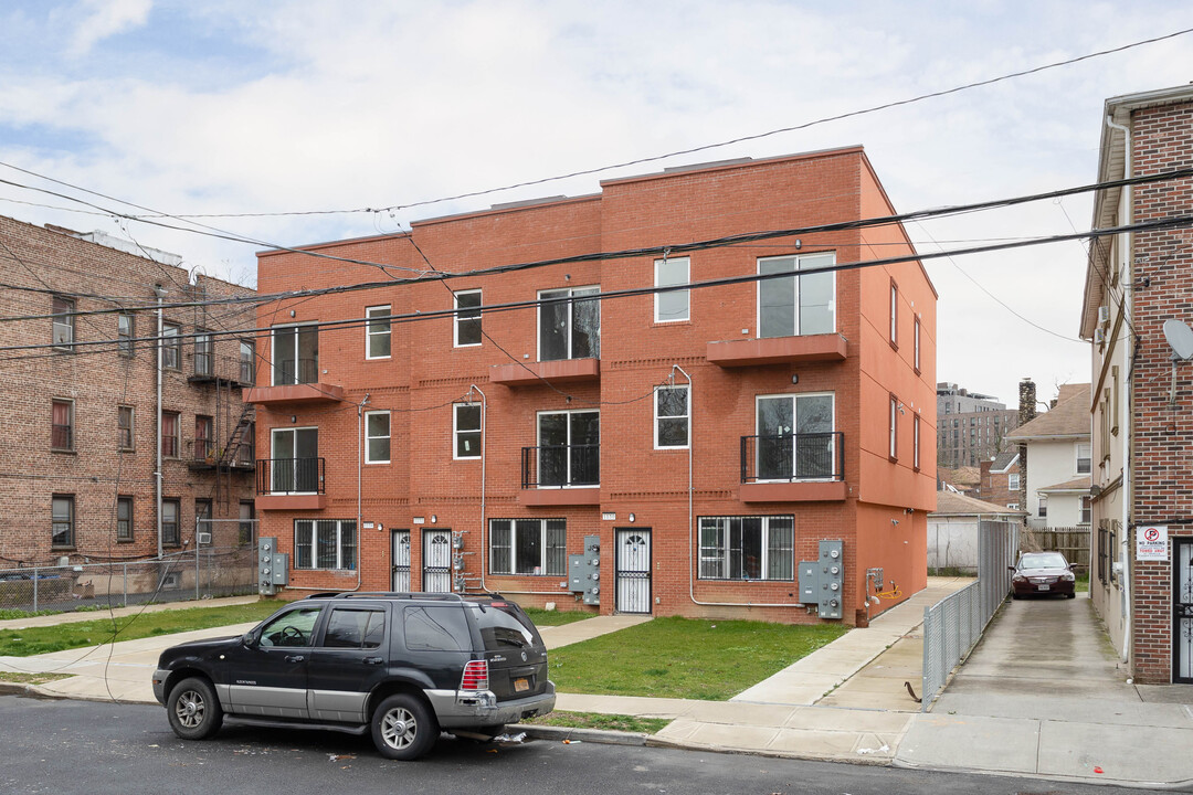 1130 McBride St in Far Rockaway, NY - Building Photo