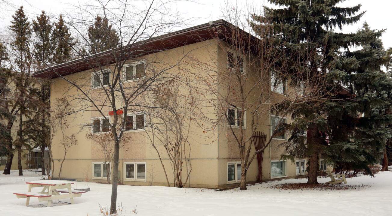 Queen Mary Apartments in Edmonton, AB - Building Photo