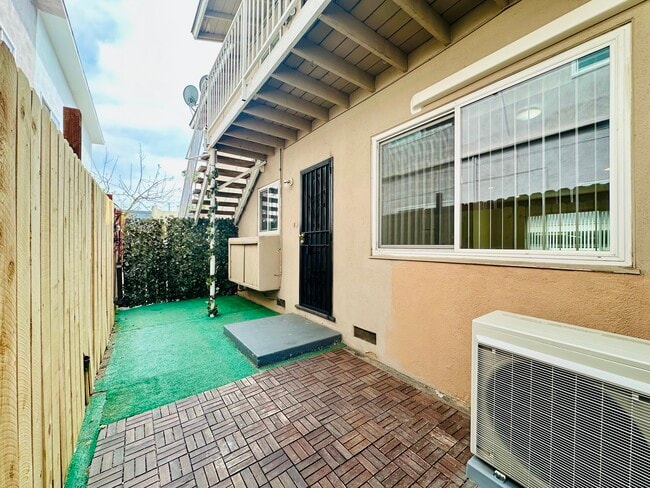 4918 1/2 Tujunga Ave, Unit 2 in North Hollywood, CA - Building Photo - Building Photo