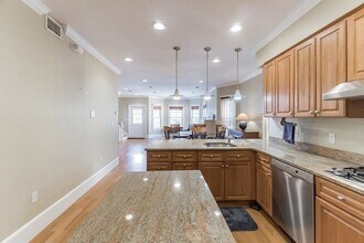 73 Lexington Ave, Unit 2 in Somerville, MA - Foto de edificio - Building Photo