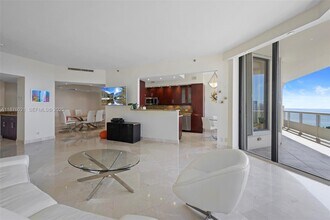 20191 E Country Club Dr in Aventura, FL - Building Photo - Building Photo