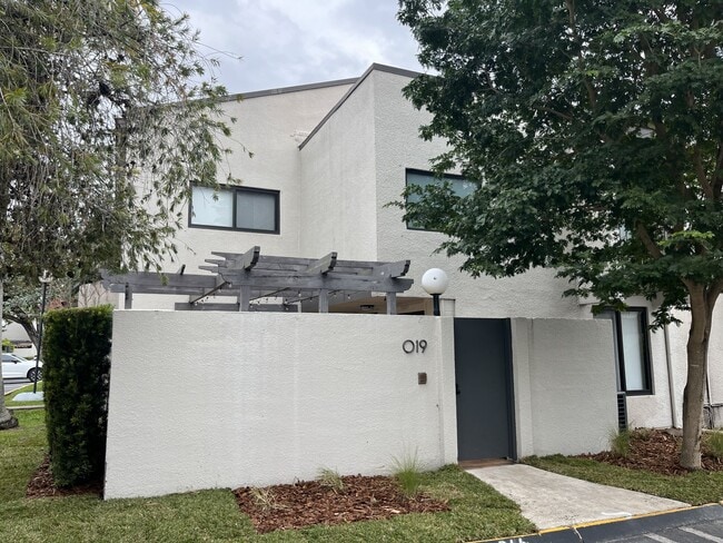 4702 SW 67th Ave in Miami, FL - Building Photo - Building Photo