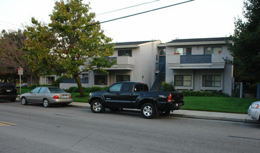 917 Sierra Vista Ave in Mountain View, CA - Building Photo - Building Photo