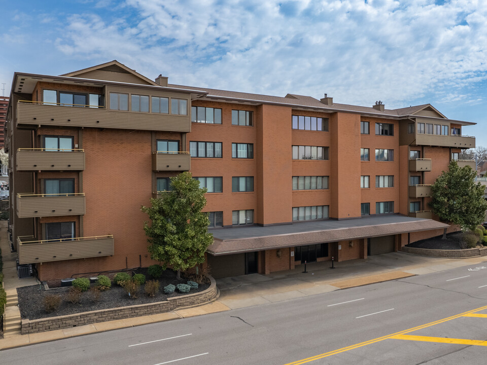 Shaw Park Plaza in Clayton, MO - Building Photo