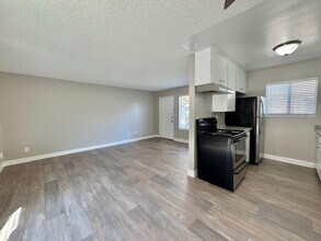 Vista Capri East in San Diego, CA - Building Photo - Building Photo
