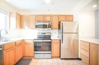 10 Oak Ridge Dr in Windsor Locks, CT - Building Photo - Building Photo