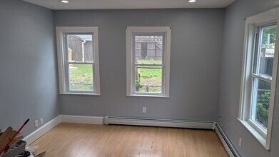 80 Linfield St in Holbrook, MA - Building Photo - Building Photo