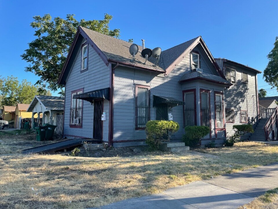645 N Airport Way in Stockton, CA - Building Photo