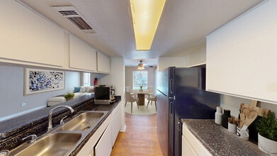 Venetian Apartamentos Houston in Houston, TX - Building Photo - Building Photo