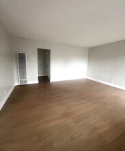 1044 W. 110th St. in Los Angeles, CA - Foto de edificio - Interior Photo