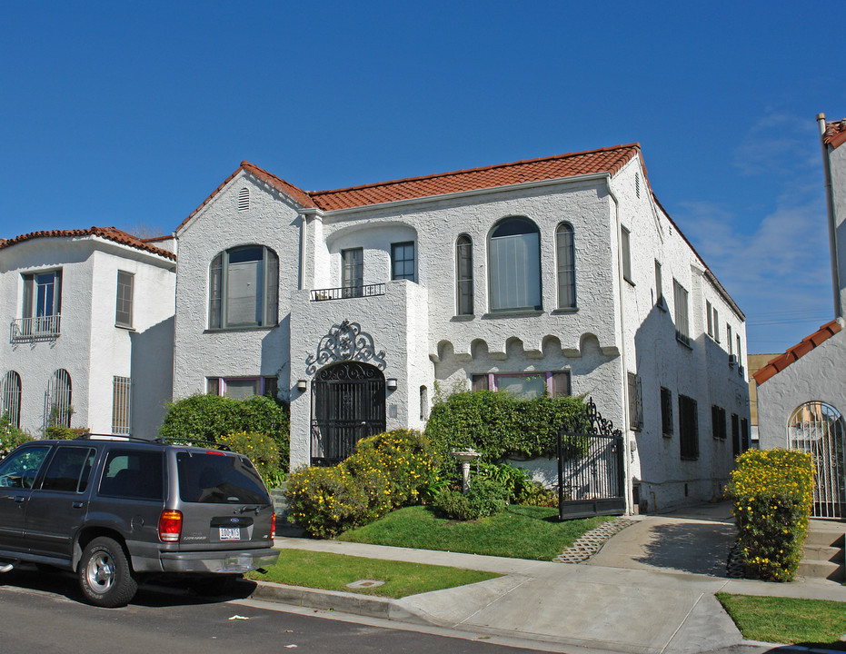 330 N Spaulding Ave in Los Angeles, CA - Foto de edificio