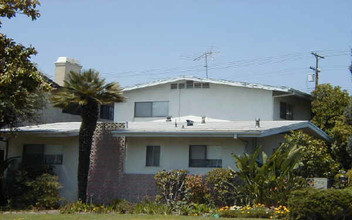 703 E Magnolia Blvd in Burbank, CA - Building Photo - Building Photo