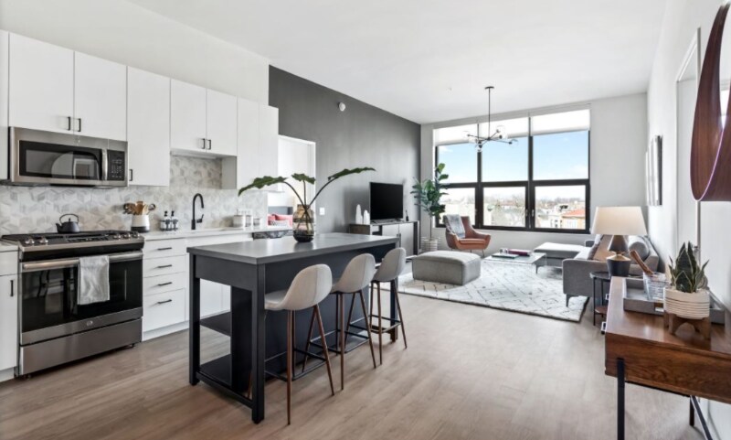 2477 N Milwaukee Ave in Chicago, IL - Foto de edificio