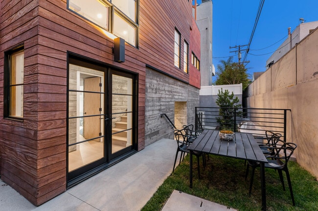 property at 1035 1/2 N Vista St