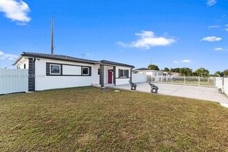 8300 NW 35th Pl in Miami, FL - Foto de edificio - Building Photo