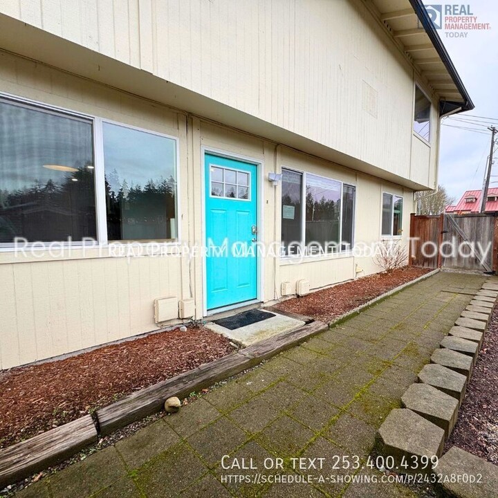 7328 44th St W in University Place, WA - Building Photo